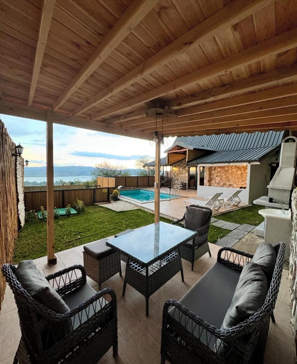 listing card gallery