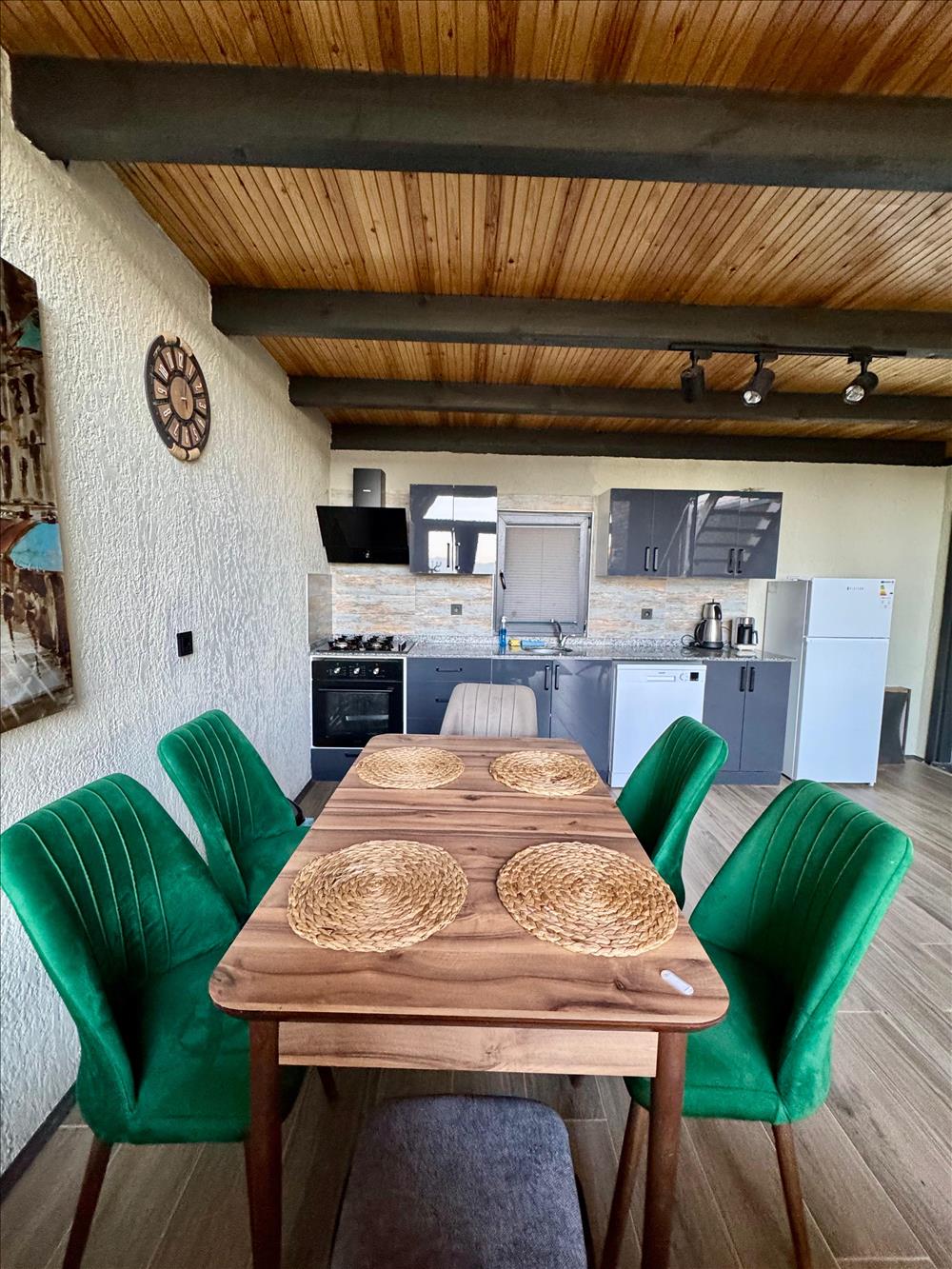 listing card gallery