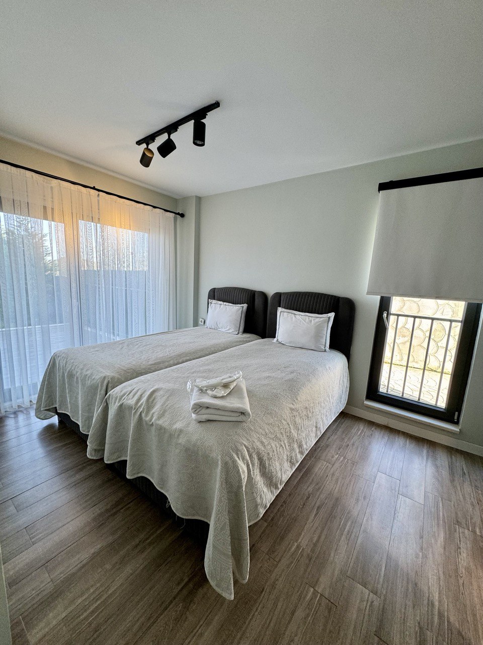 listing card gallery