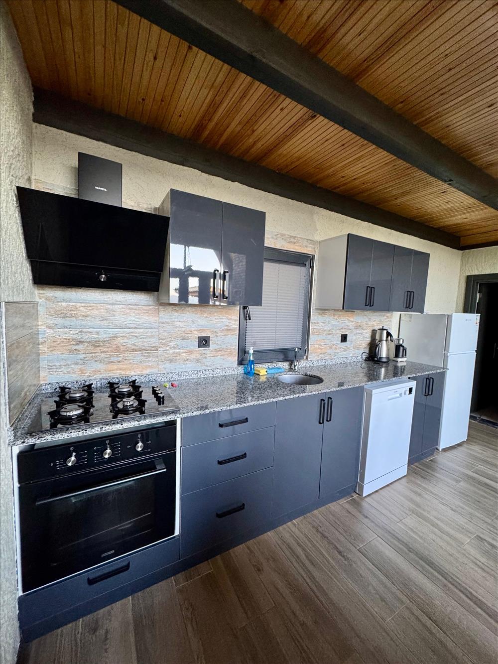 listing card gallery