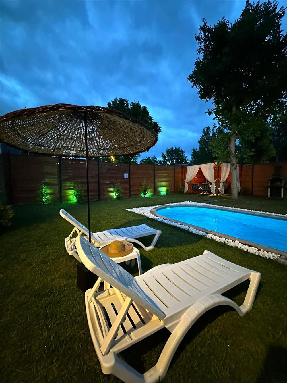 listing card gallery