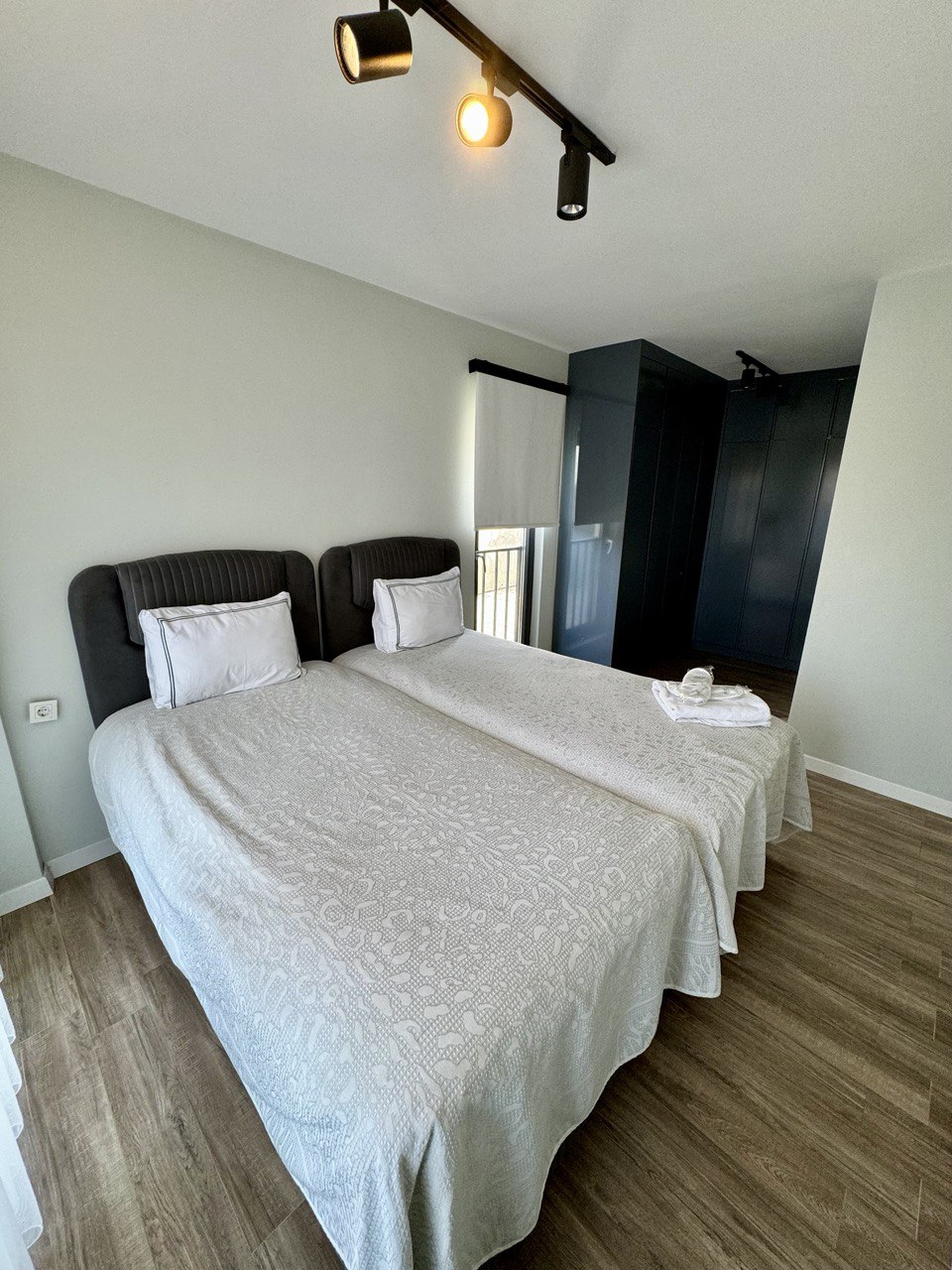 listing card gallery