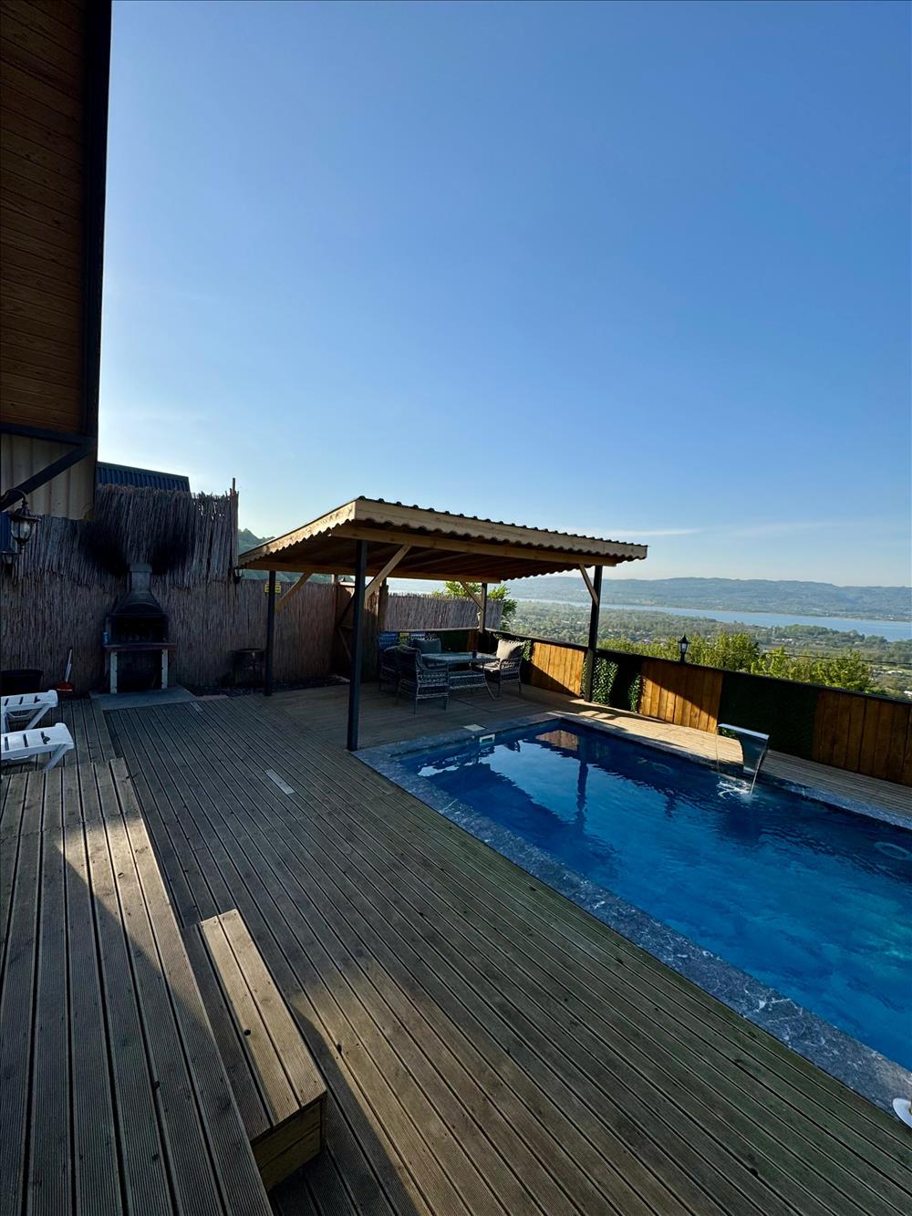 listing card gallery