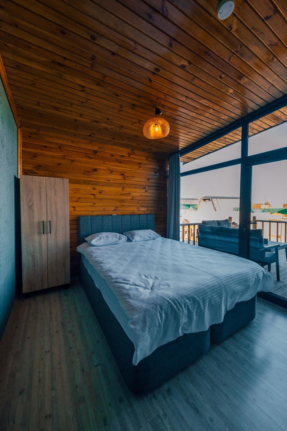 listing card gallery