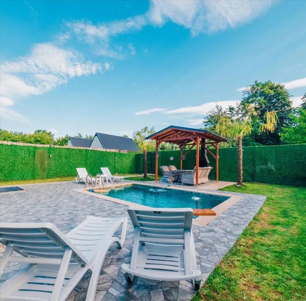 listing card gallery