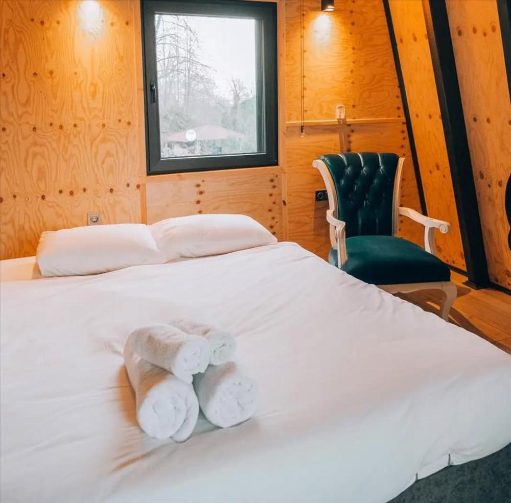 listing card gallery