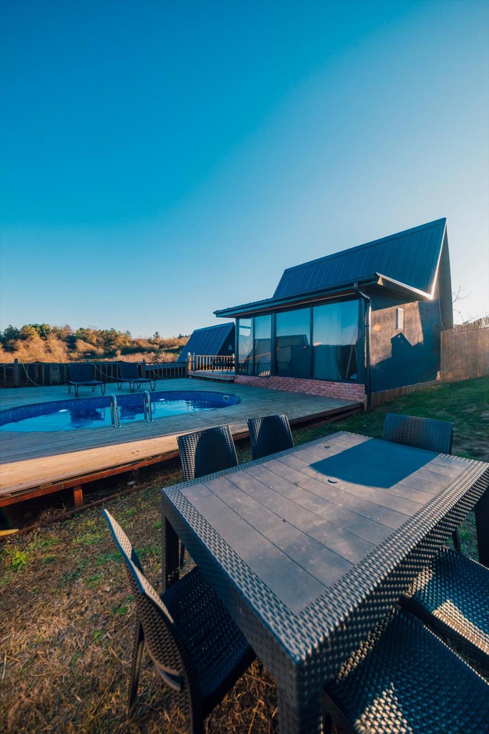 listing card gallery