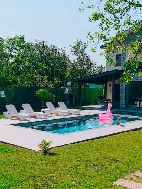 listing card gallery