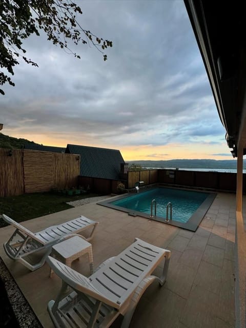 listing card gallery