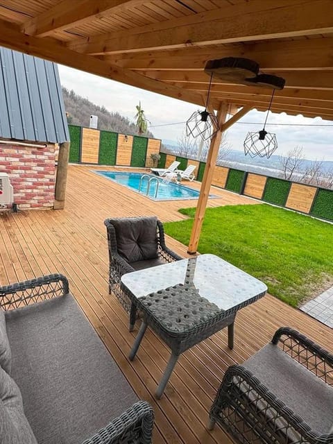 listing card gallery