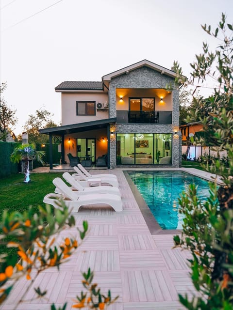 listing card gallery