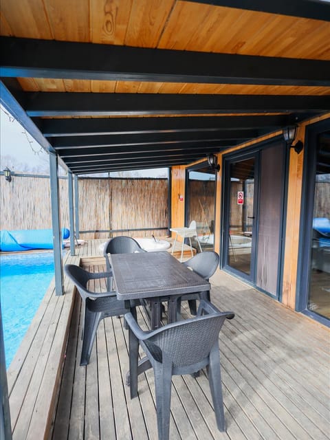 listing card gallery