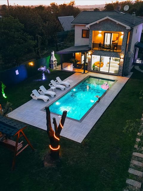 listing card gallery