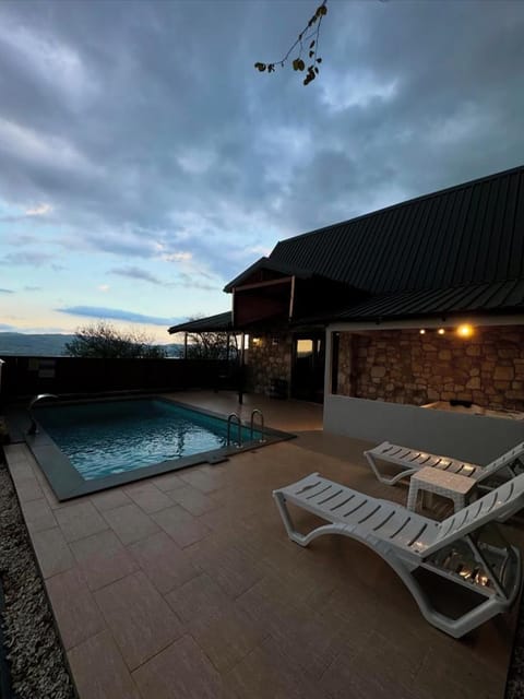 listing card gallery