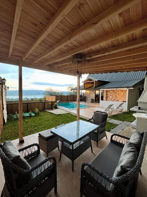 listing card gallery