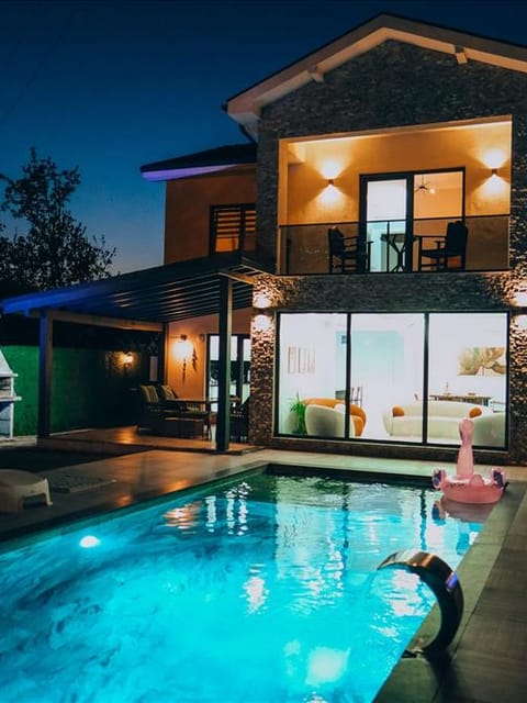 listing card gallery